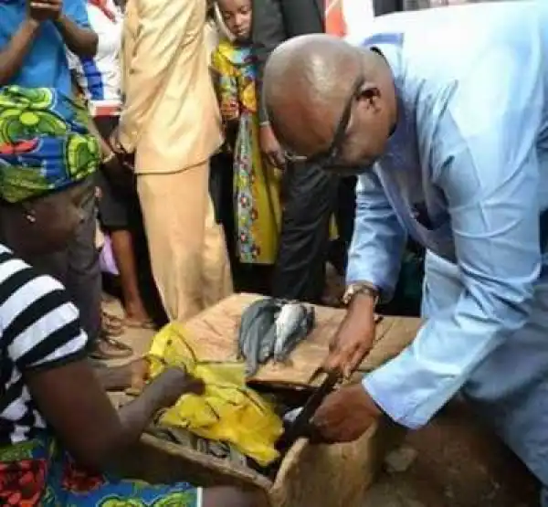 Governor Fayose Pictured Cutting Fish In The Market